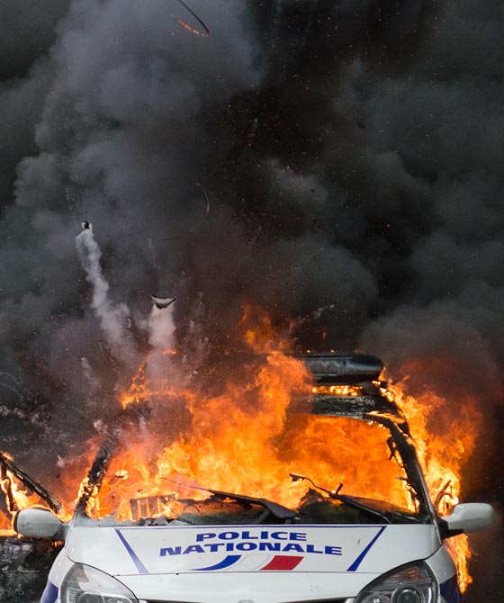 شاهد كيف واجهت الشرطة الفرنسية مهاجمتها بالحديد ولنار صورة رقم 14