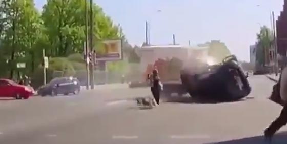  فيديو مثير.. نجاة امرأة وكلبيها باعجوبة من حادث رهيب صورة رقم 2