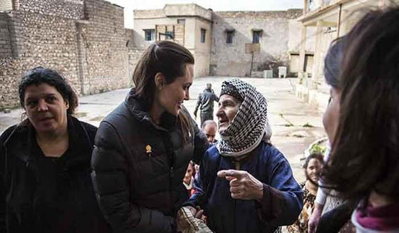 هجمة قاسية ومؤلمة على انجلينا جولي بسبب تعاطفها مع اللاجئين صورة رقم 11