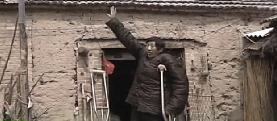  اطول رجل في الصين يعود للمشي بعد 11 سنة كان فيها مقعدا.. فيديو صورة رقم 1