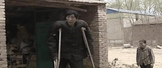  اطول رجل في الصين يعود للمشي بعد 11 سنة كان فيها مقعدا.. فيديو صورة رقم 2