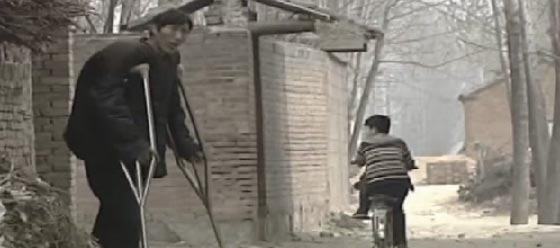  اطول رجل في الصين يعود للمشي بعد 11 سنة كان فيها مقعدا.. فيديو صورة رقم 3