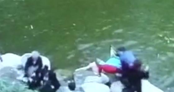  فيديو مروع.. غرق طفلين في مستنقع مياه وانشالهما بعد دقيقتين صورة رقم 3