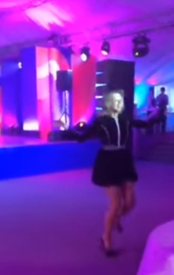  المتحدثة الرسمية لوزارة الخارجية الروسية تؤدي رقصة رائعة صورة رقم 1