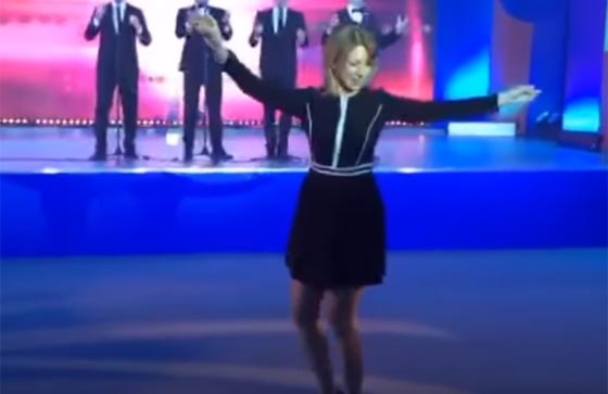  المتحدثة الرسمية لوزارة الخارجية الروسية تؤدي رقصة رائعة صورة رقم 2