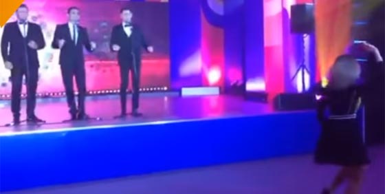  المتحدثة الرسمية لوزارة الخارجية الروسية تؤدي رقصة رائعة صورة رقم 3