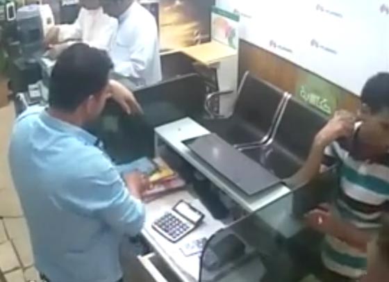 فيديو مثير.. لص يغافل بائعا ويسرق هاتفه الذكي والثمين صورة رقم 1