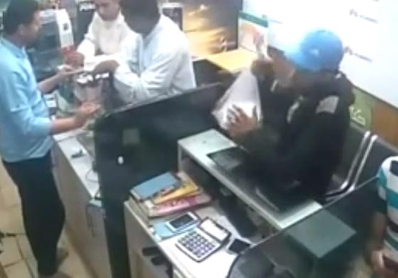 فيديو مثير.. لص يغافل بائعا ويسرق هاتفه الذكي والثمين صورة رقم 2