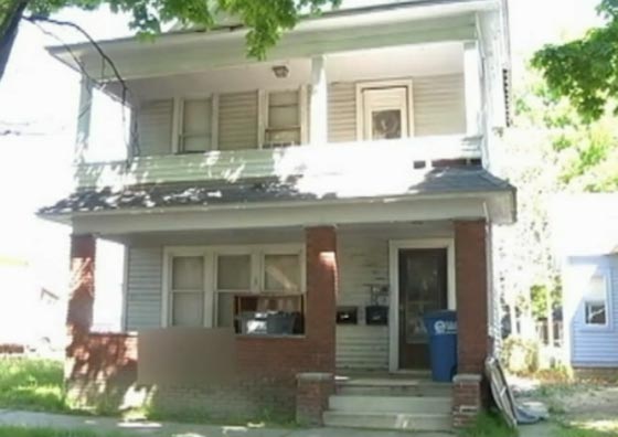 رجل وابنه يحبسان طفلة وهي مقيدة بالسلاسل في قبو لمدة عام صورة رقم 1