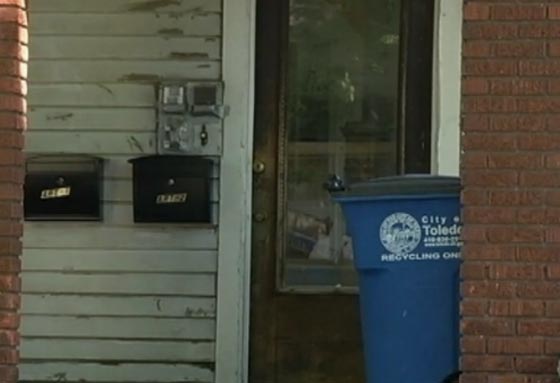 رجل وابنه يحبسان طفلة وهي مقيدة بالسلاسل في قبو لمدة عام صورة رقم 2