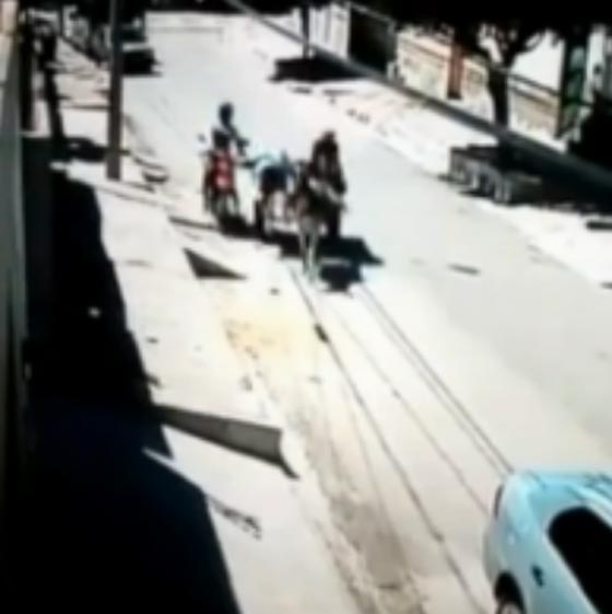 فيديو مروع.. حمار يفر بجثة رجل بعد اطلاق النار عليه صورة رقم 1