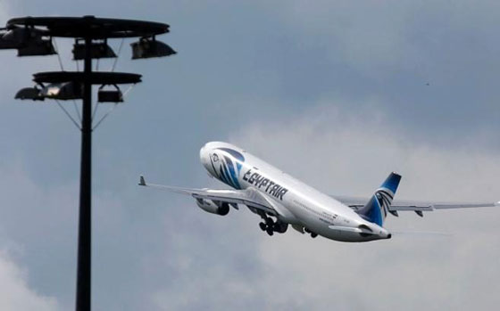 صور اولية لحطام الطائرة المصرية ومخلفات الضحايا من ركابها صورة رقم 8