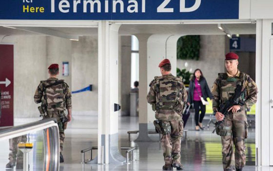 صور اولية لحطام الطائرة المصرية ومخلفات الضحايا من ركابها صورة رقم 10