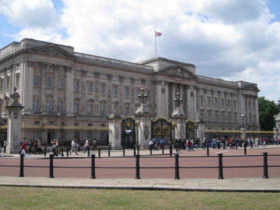  اعتقال مجهول تسلل الى قصر باكنغهام مقر الملكة اليزابيث صورة رقم 1