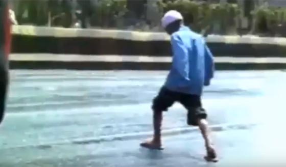 بالفيديو من الهند.. شاهد كيف صهرت درجات الحرارة اسفلت الشوارع!! صورة رقم 2