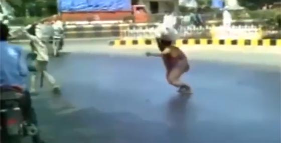 بالفيديو من الهند.. شاهد كيف صهرت درجات الحرارة اسفلت الشوارع!! صورة رقم 5