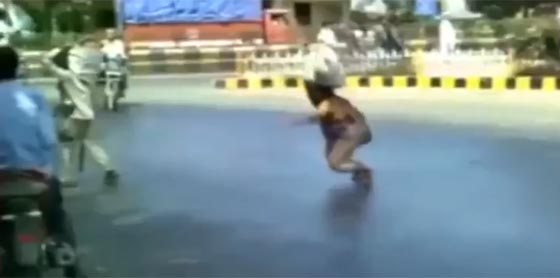 بالفيديو من الهند.. شاهد كيف صهرت درجات الحرارة اسفلت الشوارع!! صورة رقم 6