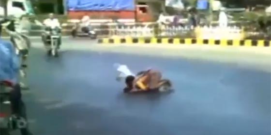 بالفيديو من الهند.. شاهد كيف صهرت درجات الحرارة اسفلت الشوارع!! صورة رقم 1