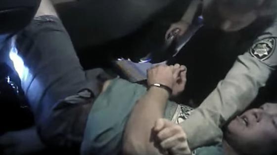 فيديو مريع.. مقتل شاب على يد الشرطة الامريكية بالصاعق الكهربائي صورة رقم 1