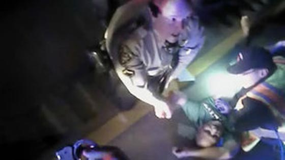 فيديو مريع.. مقتل شاب على يد الشرطة الامريكية بالصاعق الكهربائي صورة رقم 6