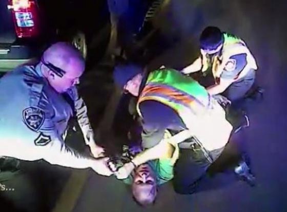 فيديو مريع.. مقتل شاب على يد الشرطة الامريكية بالصاعق الكهربائي صورة رقم 2