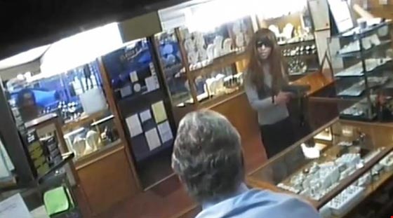 اللباس النسائي وسيلة لص متنكر لسرقة محل مجوهرات صورة رقم 1