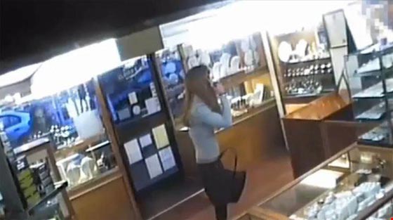 اللباس النسائي وسيلة لص متنكر لسرقة محل مجوهرات صورة رقم 2