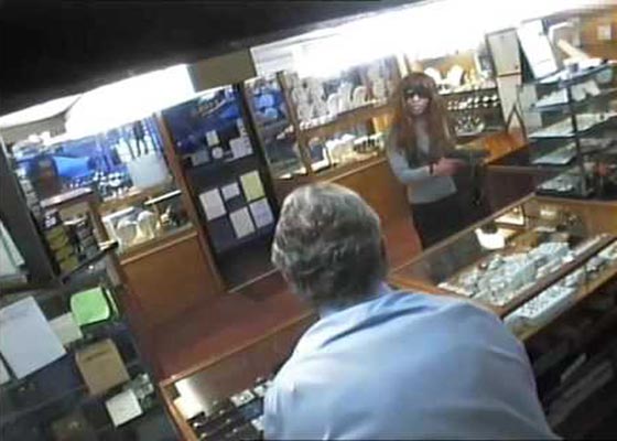 اللباس النسائي وسيلة لص متنكر لسرقة محل مجوهرات صورة رقم 3