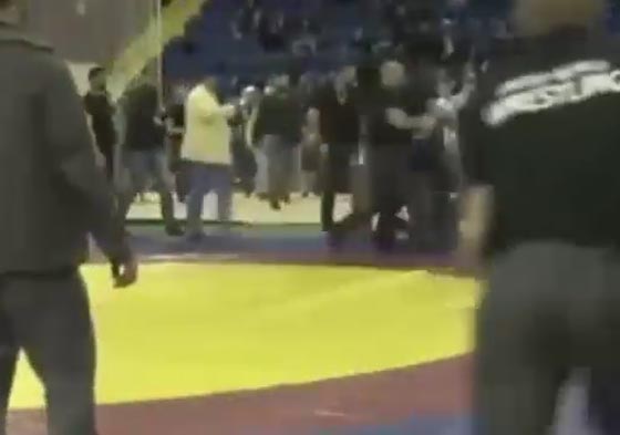 فيديو مثير.. مباراة في الجودو تحولت الى شجار بالسلاح الناري صورة رقم 3