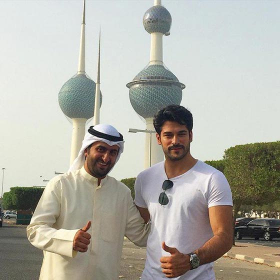 الممثل التركي بوراك أوزجيفيت في الكويت يتحدّث اللغة العربية  صورة رقم 3