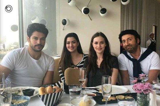 الممثل التركي بوراك أوزجيفيت في الكويت يتحدّث اللغة العربية  صورة رقم 7