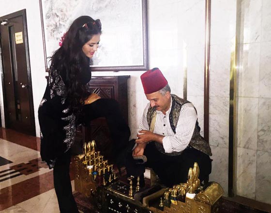 فنانة عالمية تتجاهل وزير الإعلام السوري وتفضل عليه ماسح أحذية  صورة رقم 5