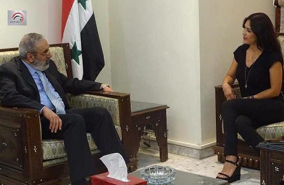 فنانة عالمية تتجاهل وزير الإعلام السوري وتفضل عليه ماسح أحذية  صورة رقم 2