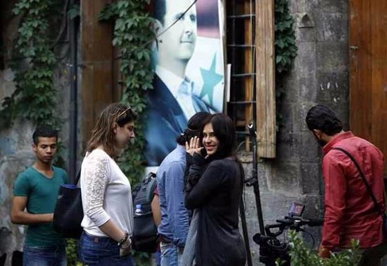 فنانة عالمية تتجاهل وزير الإعلام السوري وتفضل عليه ماسح أحذية  صورة رقم 4