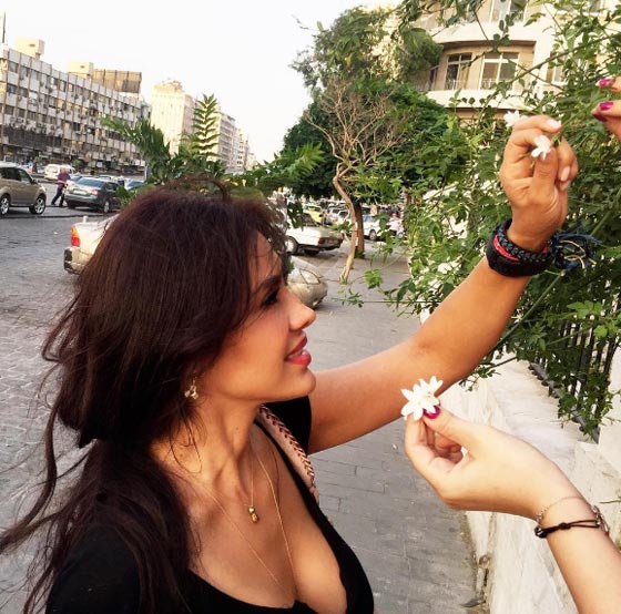 فنانة عالمية تتجاهل وزير الإعلام السوري وتفضل عليه ماسح أحذية  صورة رقم 3
