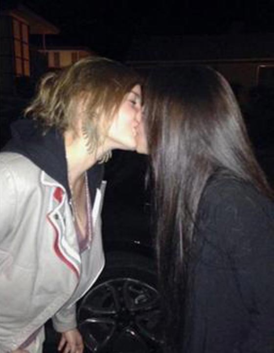 80 الف دولار تعويض لفتاتين تبادلتا القبلات في مكان عام واعتقلتا صورة رقم 2