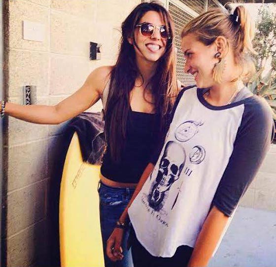 80 الف دولار تعويض لفتاتين تبادلتا القبلات في مكان عام واعتقلتا صورة رقم 5