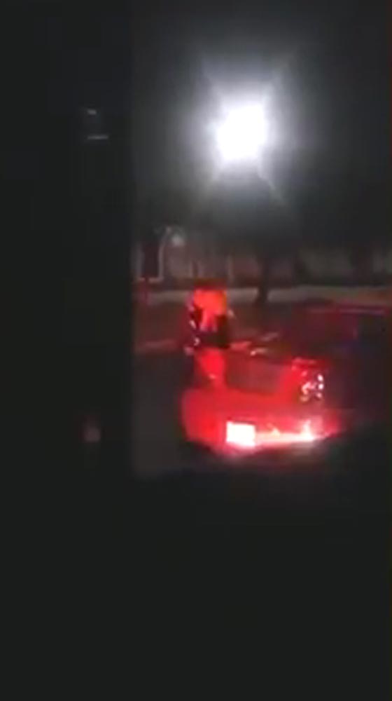 فتح تحقيق ضد شرطي الغى مخالفة سير لفتاة حسناء مقابل قبلة.. فيديو صورة رقم 1