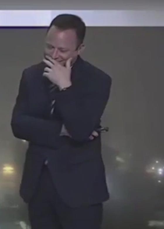 مذيع النشرة الجوية يصرخ فزعا من عنكبوت على الكاميرا.. فيديو صورة رقم 3