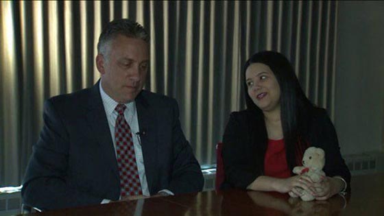 شرطي يحضر تخرج فتاة انقذ حياتها من حريق قبل 18 عاما صورة رقم 3