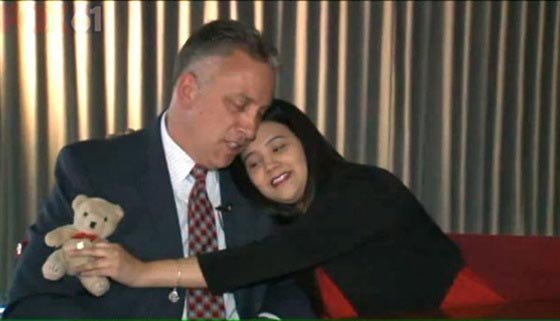 شرطي يحضر تخرج فتاة انقذ حياتها من حريق قبل 18 عاما صورة رقم 4