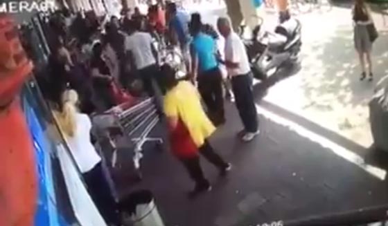 فيديو مثير.. افراد الشرطة يتحولون الى افراد عصابة ويعتدون على شاب عربي بتل ابيب صورة رقم 4 فيديو مثير.. افراد الشرطة يتحولون الى افراد عصابة ويعتدون على شاب عربي بتل ابيب صورة رقم 4