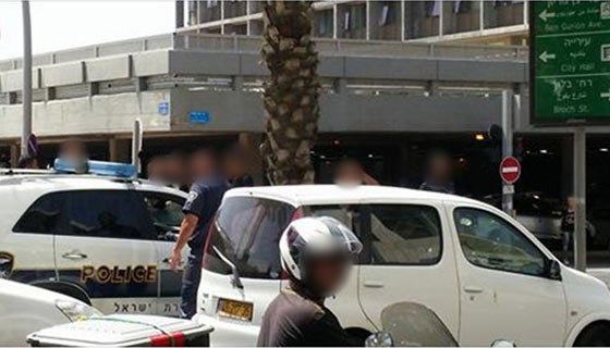 فيديو مثير.. افراد الشرطة يتحولون الى افراد عصابة ويعتدون على شاب عربي بتل ابيب صورة رقم 5 فيديو مثير.. افراد الشرطة يتحولون الى افراد عصابة ويعتدون على شاب عربي بتل ابيب صورة رقم 5