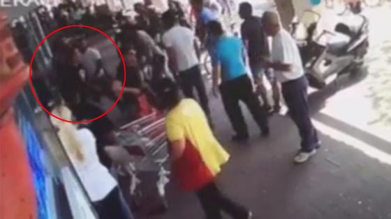 فيديو مثير.. افراد الشرطة يتحولون الى افراد عصابة ويعتدون على شاب عربي بتل ابيب صورة رقم 3 فيديو مثير.. افراد الشرطة يتحولون الى افراد عصابة ويعتدون على شاب عربي بتل ابيب صورة رقم 3