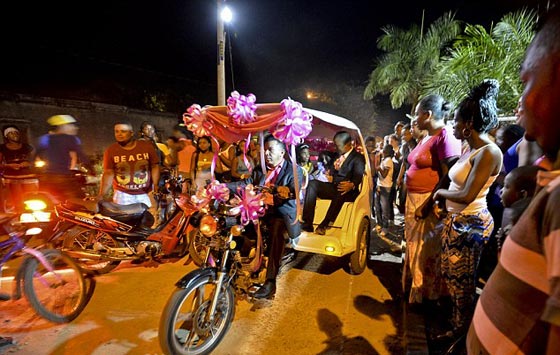 صور غريبة.. الام عمرها 35 عاما اما ابنتها فتجاوزت التسعين! صورة رقم 1 صور غريبة.. الام عمرها 35 عاما اما ابنتها فتجاوزت التسعين! صورة رقم 1