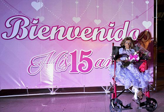 صور غريبة.. الام عمرها 35 عاما اما ابنتها فتجاوزت التسعين! صورة رقم 11 صور غريبة.. الام عمرها 35 عاما اما ابنتها فتجاوزت التسعين! صورة رقم 11