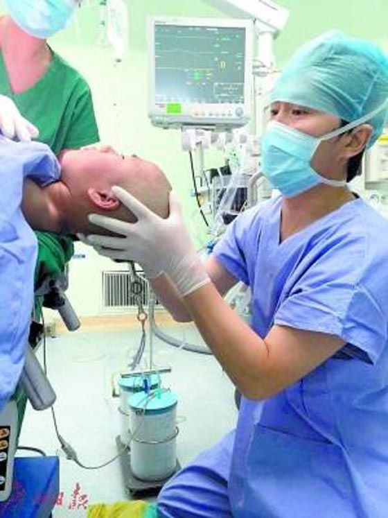 صور مروعة لسكين تخترق راس طفلة كادت تنهي حياتها صورة رقم 3