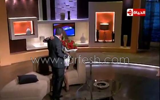 مفاجأة كبيرة للفنانة نجلاء بدر: خطيبها  يقدم لها الشبكة على الهواء صورة رقم 6