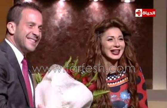 مفاجأة كبيرة للفنانة نجلاء بدر: خطيبها  يقدم لها الشبكة على الهواء صورة رقم 4