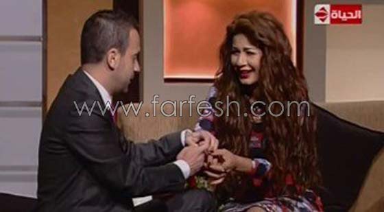 مفاجأة كبيرة للفنانة نجلاء بدر: خطيبها  يقدم لها الشبكة على الهواء صورة رقم 7